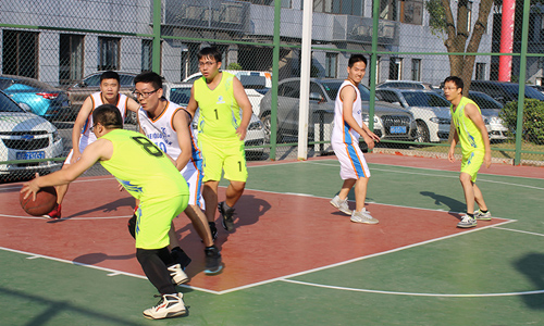 米川科技团队展现运动精神：篮球赛场上的激情与活力